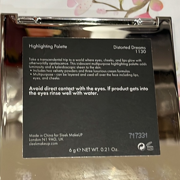 Sleek makeup highlighting palette - Picture 2 of 3